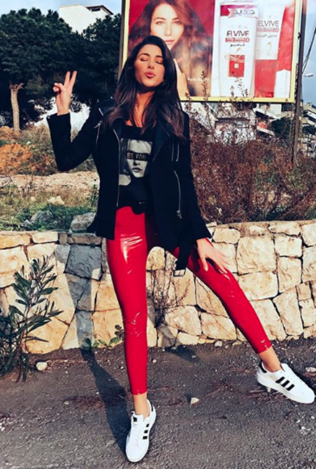 دانييلا رحمة في لوك مسائي مميز في فستان ذهبي قصير