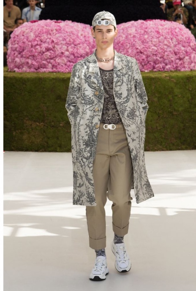 بنطلون مقلم ومنسّق مع الجاكيت الجلدية باللون البني