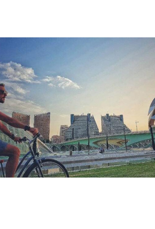 باسم مغنية في جولة على الدراجة الهوائية في شوارع أسبانيا