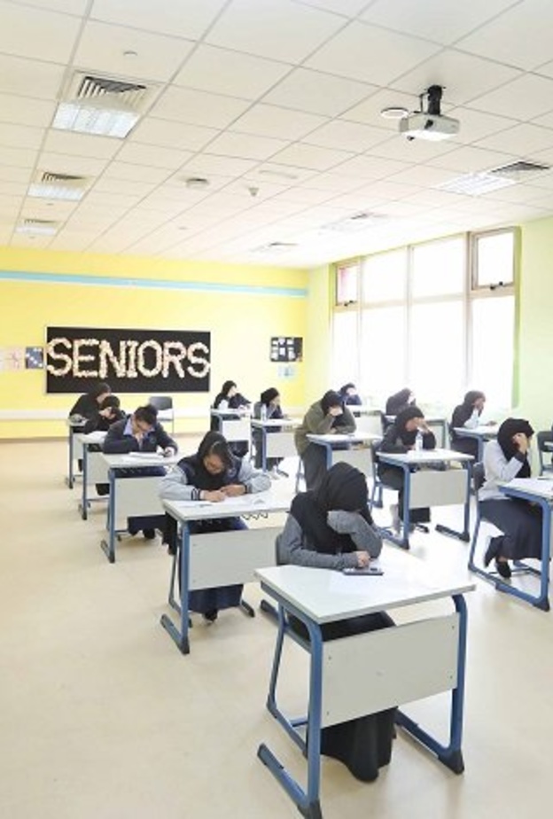 طلبة يتداولون امتحان "الفيزياء" بالإمارات على وسائل التواصل الاجتماعي