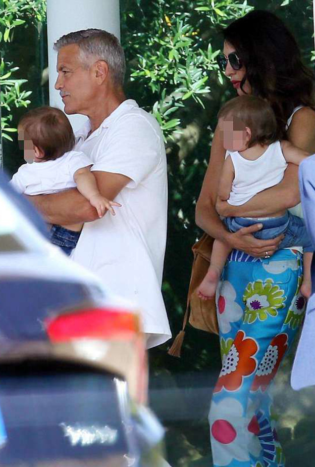 لوك صيفيّ عصري لأمل علم الدين بسروال واسع أزرق مزّين بطبعة الورود من مجموعة Talbot Runhof