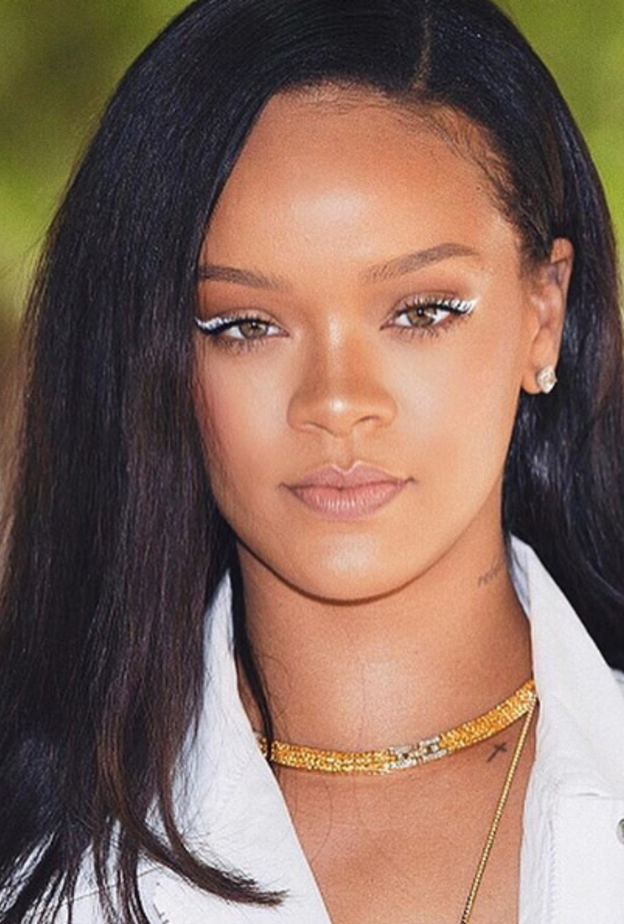 ريهانا تتألق بأجمل صيحات الآيلاينر الأبيض لصيف 2018