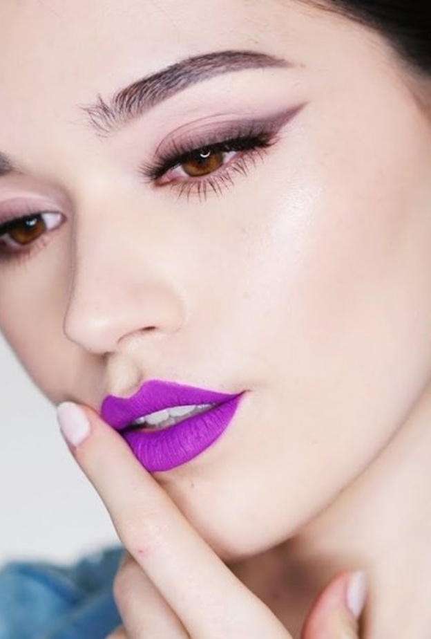 أحمر الشفاه البنفسجي المات مع رسمات الآيلاينر الساحرة