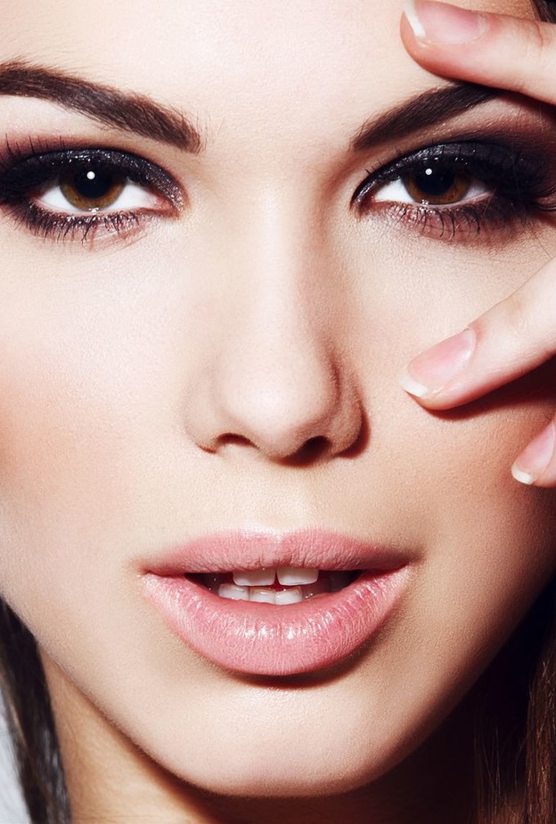 طبعا اللون الأسود يغزز من إطلالة العيون البنية