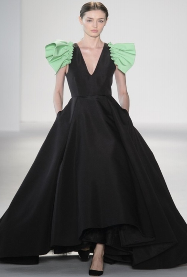 الأكمام المنفوخة مع الطبعات الصفراء أحدث موضة في أزياء Carolina Herrera