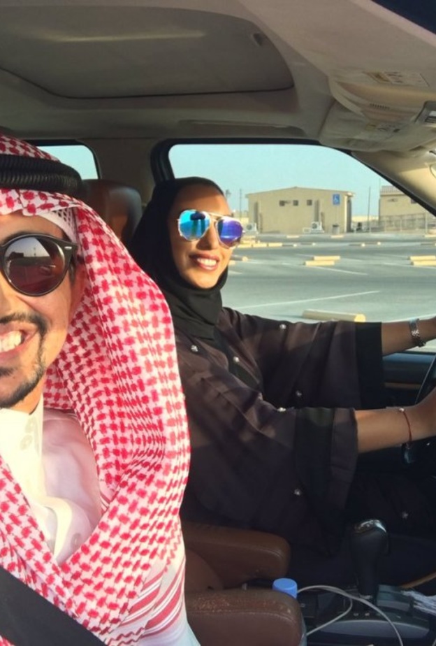 مجمعات تجارية تخصص مواقف للنساء في السعودية