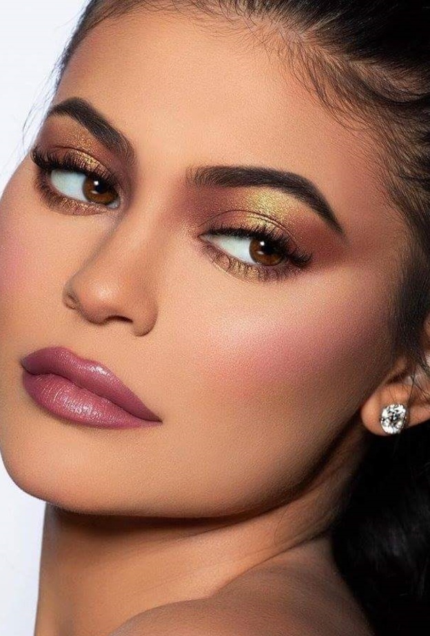 استوحي مكياج صيف 2018 بأسلوب كيلي جينر