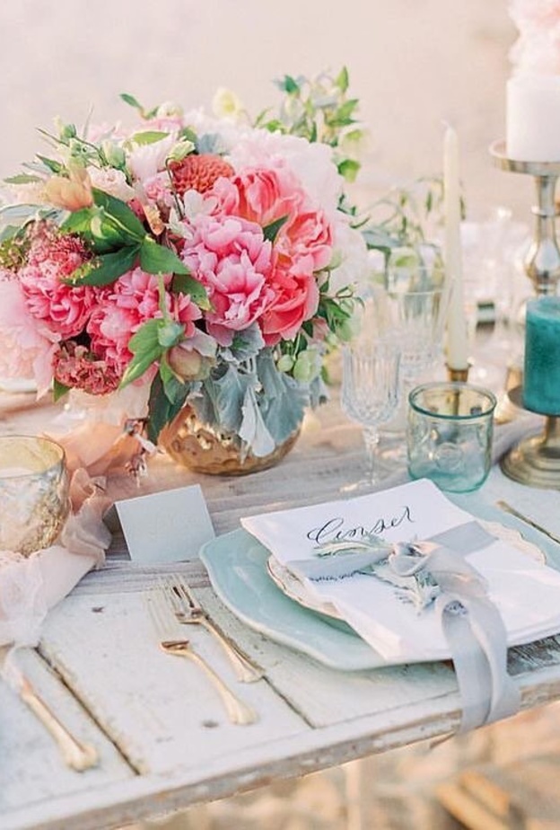  افكار عديدة لتزيين طاولات حفلات الزفاف على الشاطئ