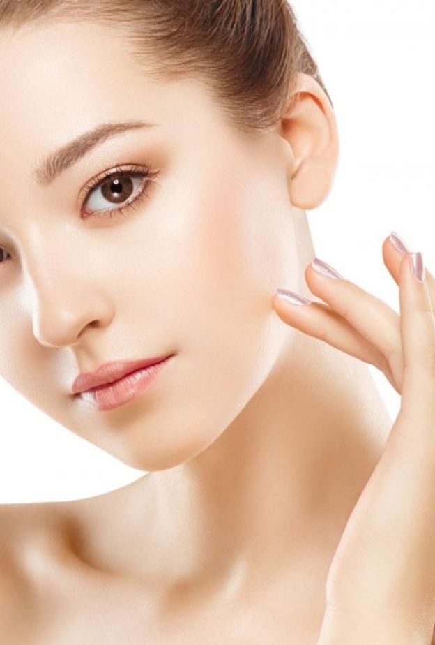 يُساعد خل التفاح في إزالة الخلايا الميتة من البشرة