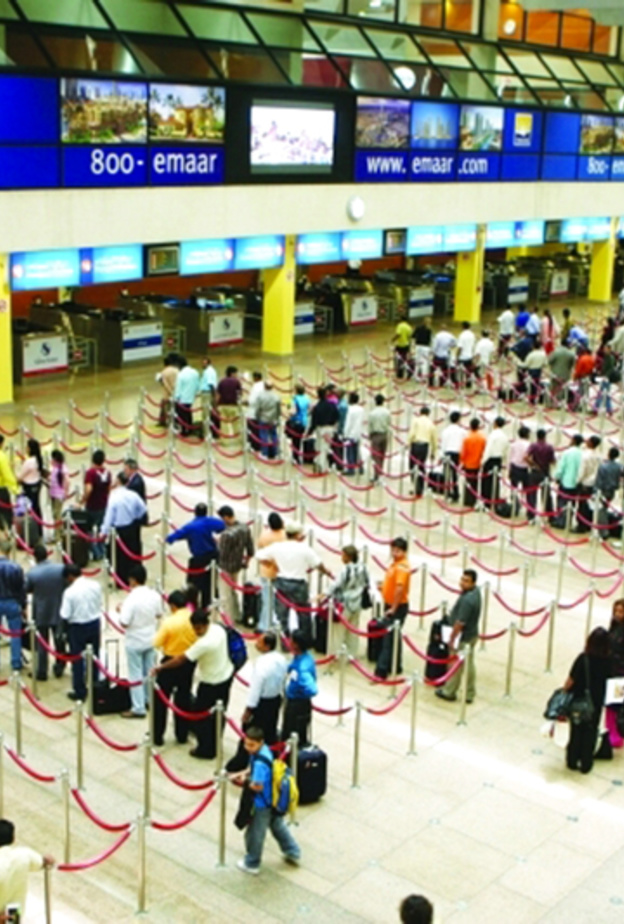 ازدحام تاريخي في مطار دبي الخميس