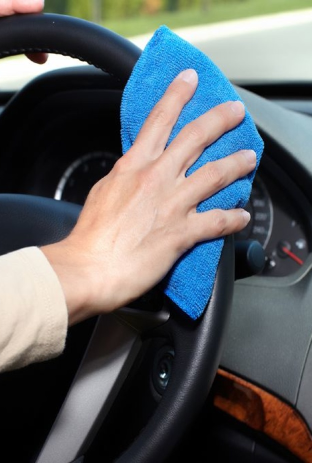 طرق بسيطة تتكفل بإزالة البقع والأوساخ من داخل مقصورة السيارة