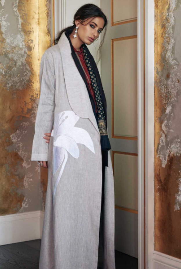 عباية سوداء فاخرة مع تطريزات الأزهار بالأبيض من توقيع بيت حناين