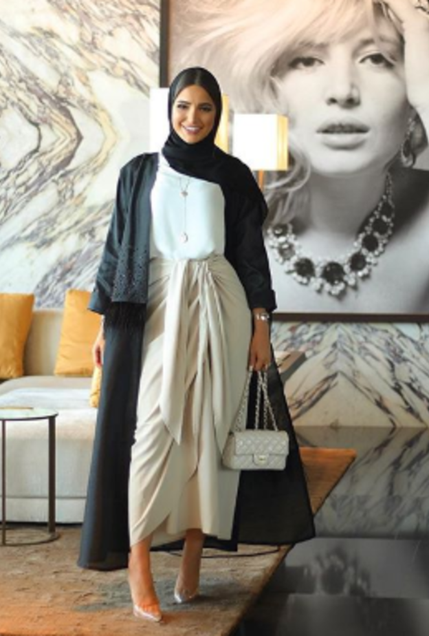 المشمشي من أجمل الألوان التي اختارتها فاطمة، مع الحجاب النيود