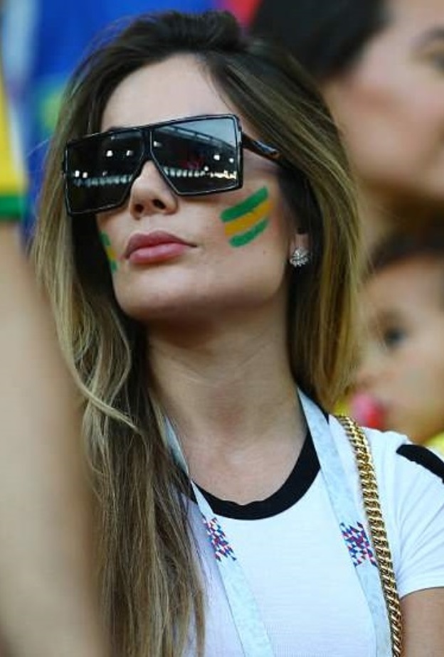 تبدو زوجات وصديقات لاعبي كرة القدم