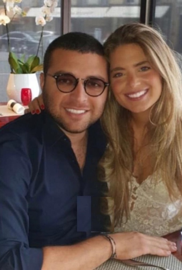 محمود حافظ مع عروسته