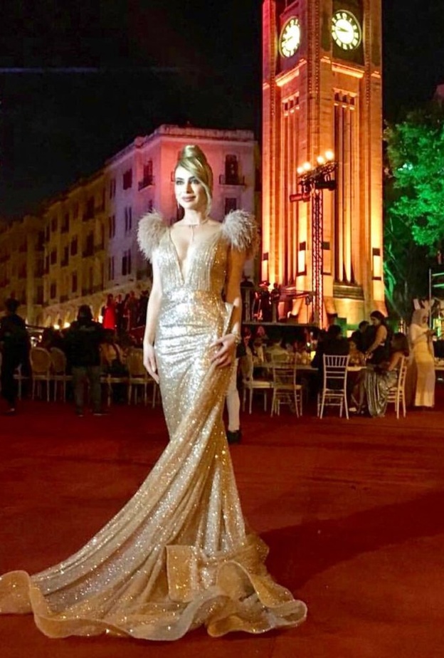 ستيفاتي صليبا بفستان ذهبي مميّز من تصميم نجا سعادة