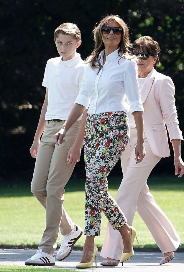 بنطلون ميلانيا ترامب مطبع بالورود