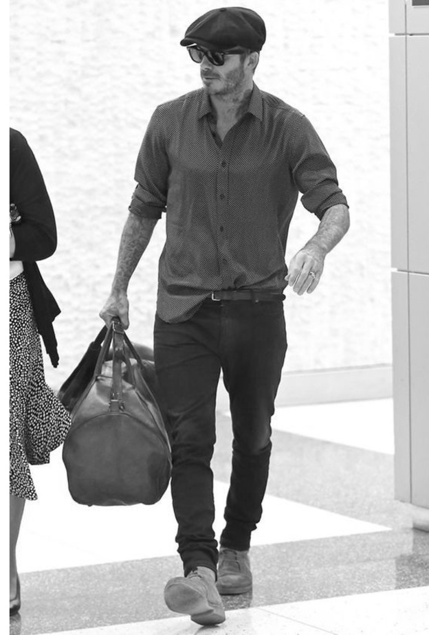 ريان رينولدز باطلالة أنيقة للسفر بالسرال القماشي مع الكارديغان والقبعة