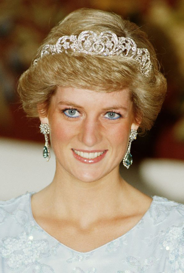اطلالة الأميرة ديانا بمجوهرات الماس في صور خطبتها