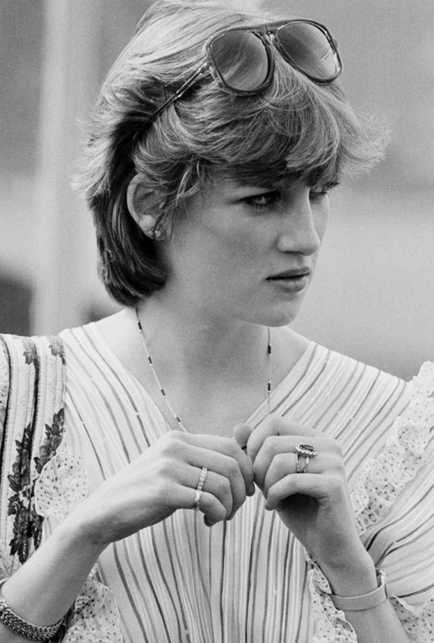 ديانا تنتقل للإقامة في لندن حيث عملت كمدبرة منزل، ومربية أطفال، ومساعدة معلمة حضانة، ولقد كانت تقيم وقتها مع ثلاث فتيات أخريات في شقة مكونة من ثلاث غرف نوم اشتراها لها والدها.