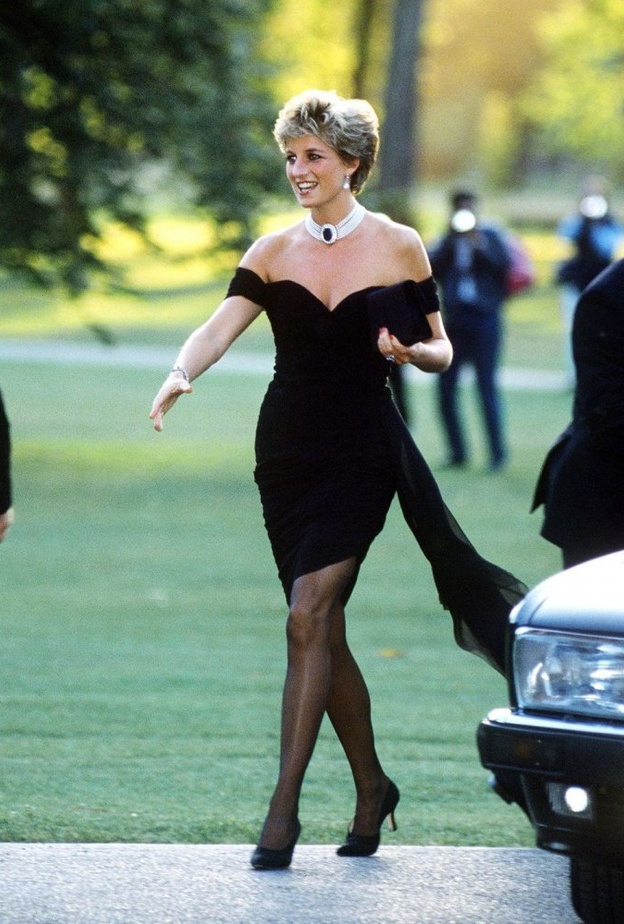 رقصت الاميرة في احدى الحفلات الى جانب الممثل جون ترافولتا، ولهذه المناسبة اختارت فستاناً اسود من تصميم Victor Edelstein يكشف اكتافها بيع بعد وفاتها بـ£240,000