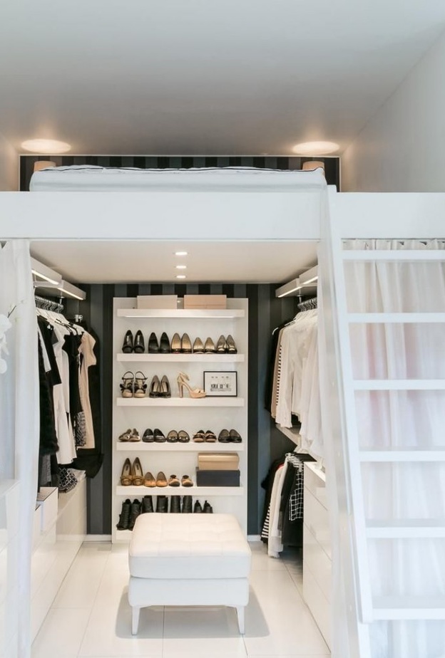 غرفة ملابس صغيرة تحتل جدران زاوية غرفة النوم