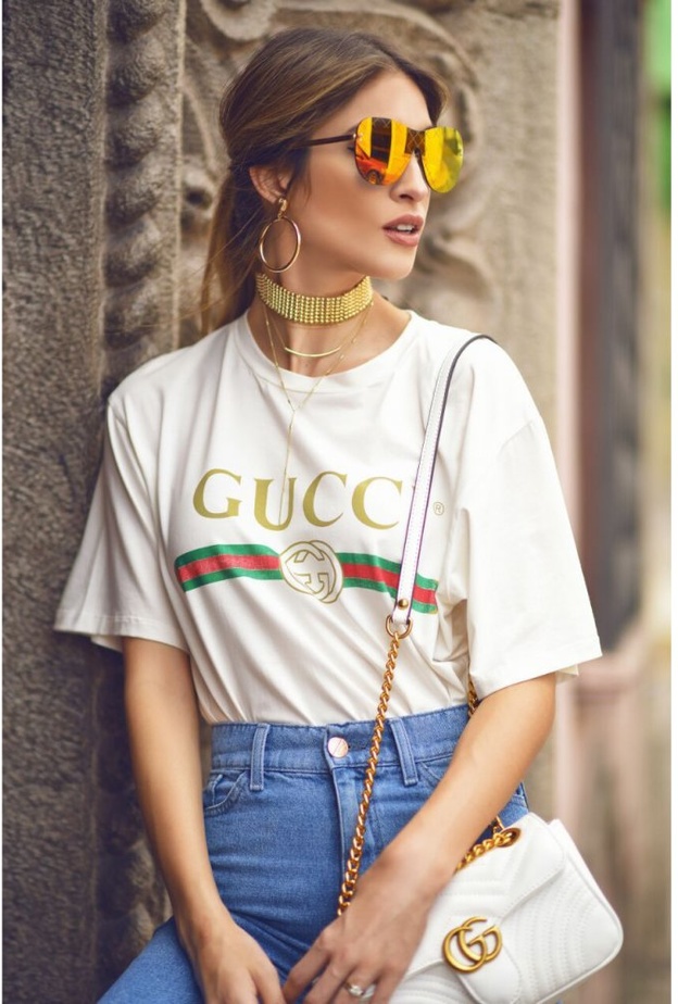 نسقي تيشيرت بيضاء بسيطة مع تنورة قصيرة لاطلالة شبابية مميزة