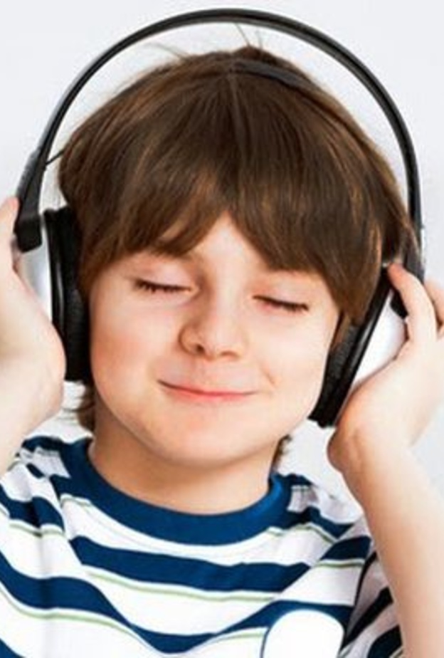 أضرار سماعات الأذن على الطفل
