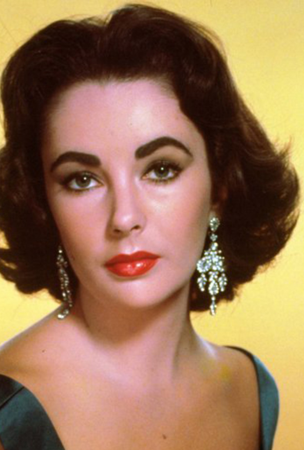 صوفيا لورين متألقة بأنوثة ساحرة بأرقى المجوهرات