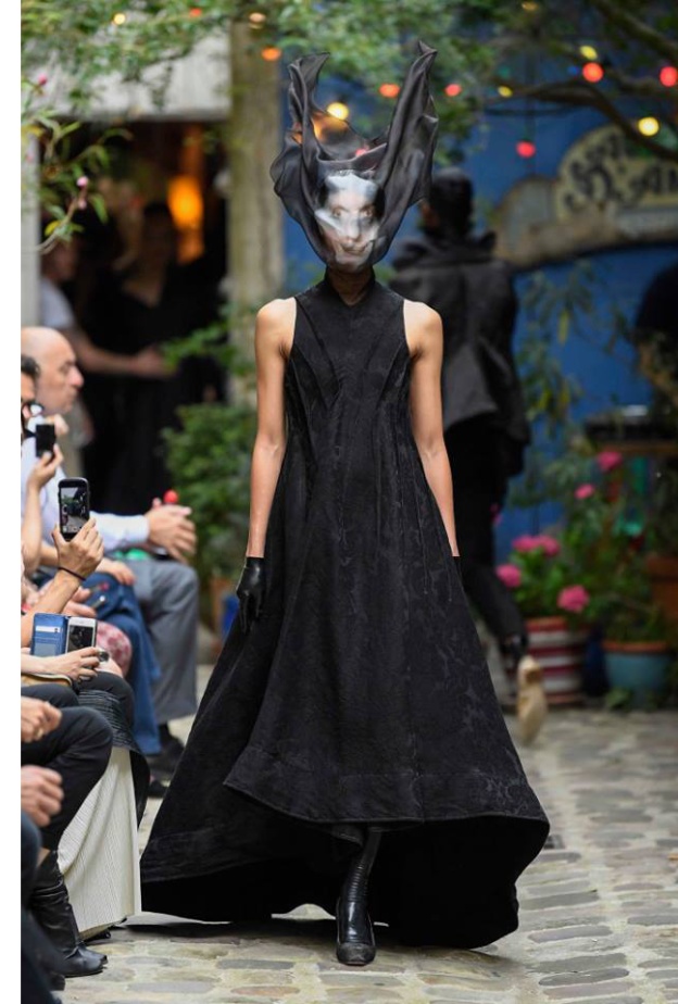 اطلالة غريبة تذكرنا بأفلام الخيال من مجموعة Aganovich في أسبوع الأزياء الراقية في باريس