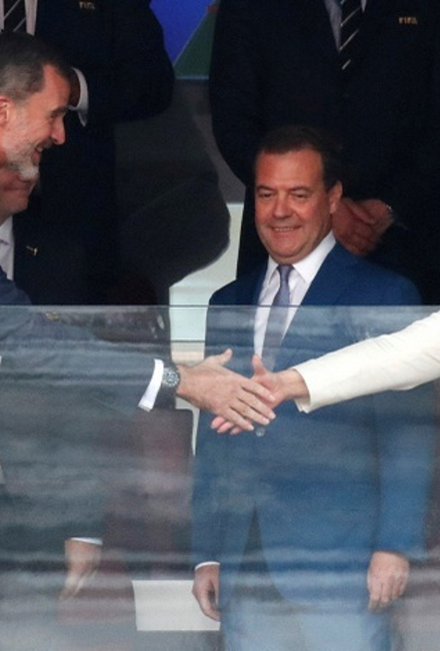 سفيتلانا ميدفيديفا رفضت تقبيل يدها من قبل رئيس الفيفا