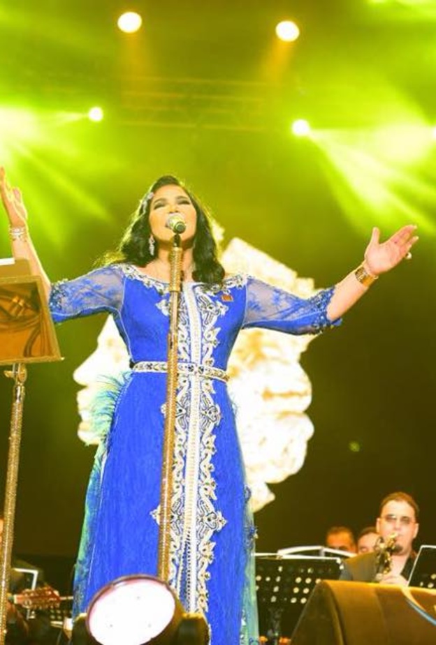 النجمة احلام أكملت الاطلالة بأكسسوارات انيقة زادت اللوك بريقاً