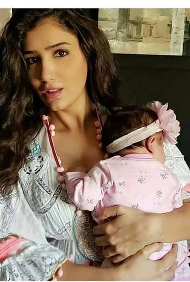 مي عمر وابنتها