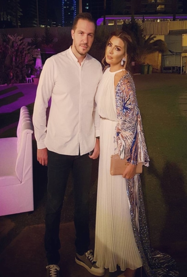 إطلالة أمل بوشوشة مع زوجها أناقة وجاذبية