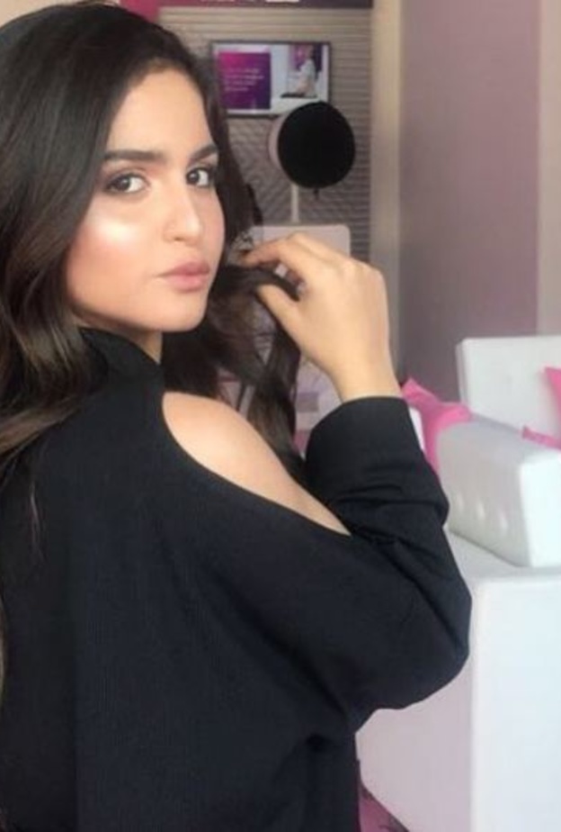 حلا الترك تقع بموقف محرج بسبب معجب