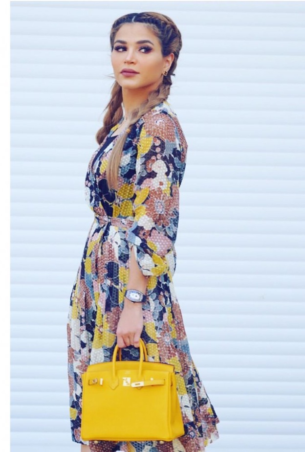 شنطة ذهبية ومضلعة بأسلوب الفاشينيستا نهى نبيل