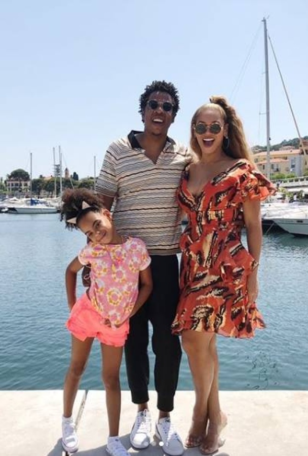 النجمة بيونسيه تبدو سعيدة بقضاء أوقات صيفية ممتعة مع عائلتها