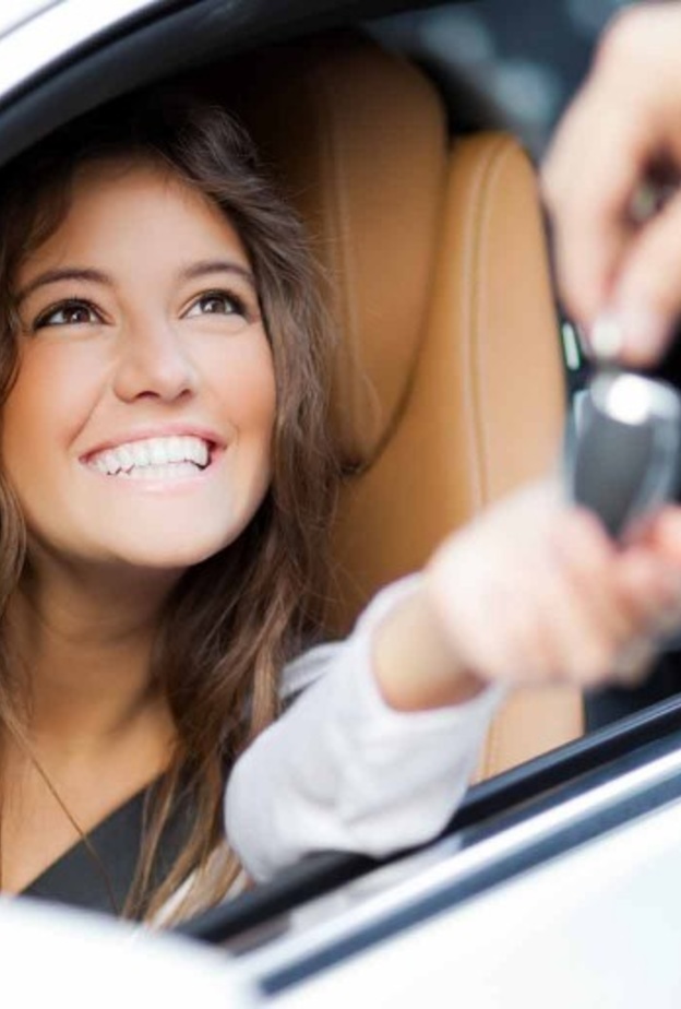 نصائح لحماية يدين العروس من الاسمرار وحروق الشمس أثناء القيادة