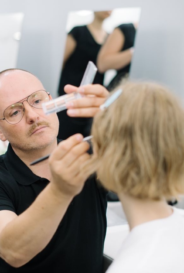 Peter Philips يبتكر إطلالة ماكياج طبيعيّة مستخدماً منتجات مجموعة Dior Backstage