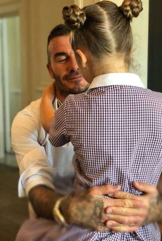 صورة تجسد معاني الأبوة والحنان بين ديفيد بيكهام وابنته هاربر