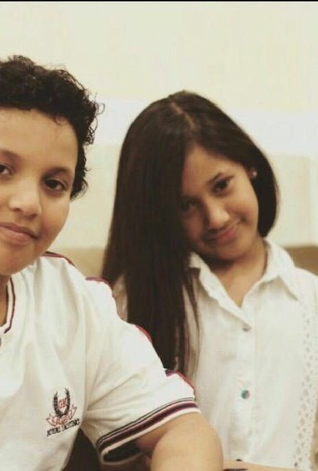 الطفلة نوال وشقيقها علي