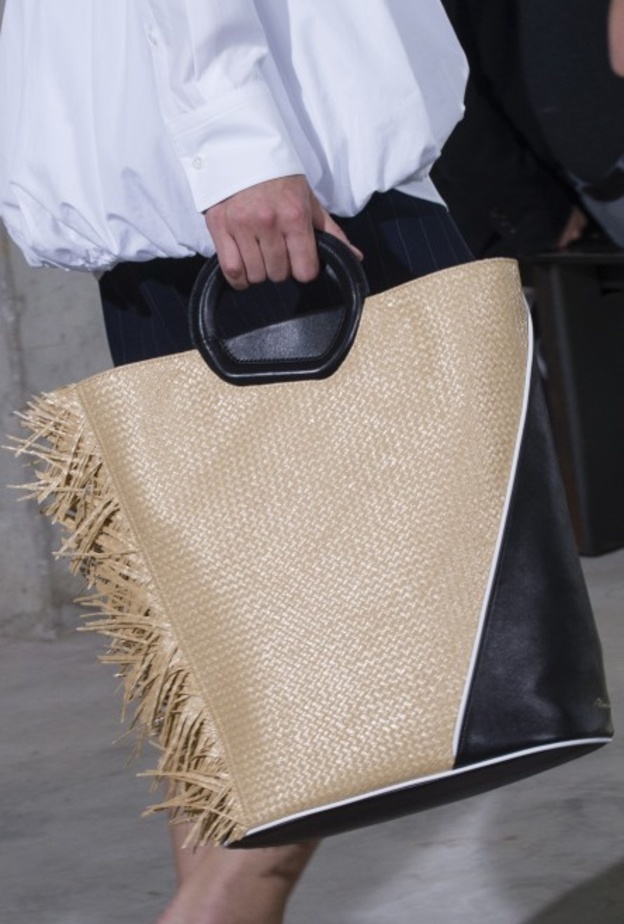 قبعات القش العريضة والصفراء من دار Elie Saab