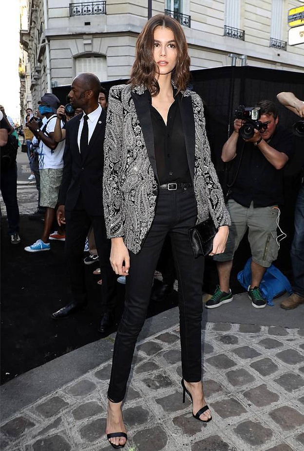 ترايسي اليس روس اختارت من دار شانيل تنورة طويلة عصرية باللون الذهبي مع جيبين ضخمين من الامام ونسقتها مع تي شيرت بيضاء من ماركة XKARLA