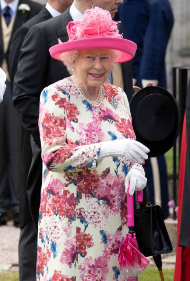 الملكة اليزابيث متألقة بنقشة الورود في حفل الحديقة السنوي بقصر هوليرود هاوس