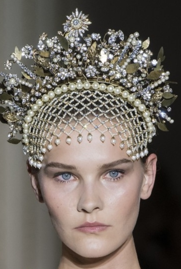 رسمات الآيلاينر البارزة باللون الأسود مع عارضات ‏Jean Paul Gaultier‏