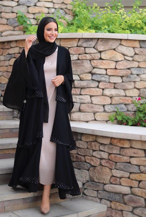 عباية أنيقة وراقية بلمسات فضيّة نسّقتها فاطمة بأسلوب جذاب