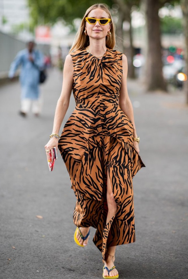 موضة الشارع مع الفستان الفاخر باللون الاسود