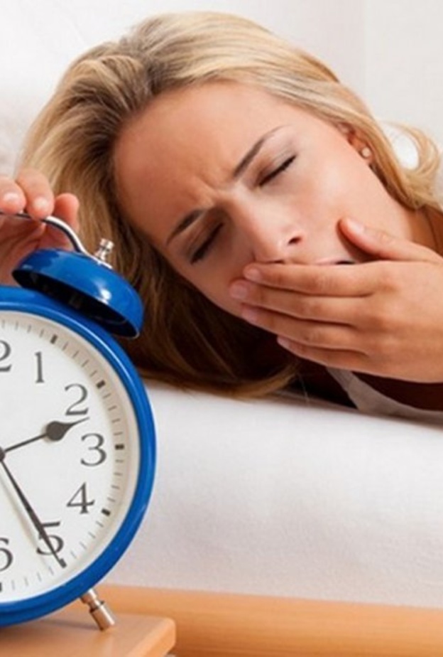  الاستيقاظ المتأخر يضر صحة النساء.
