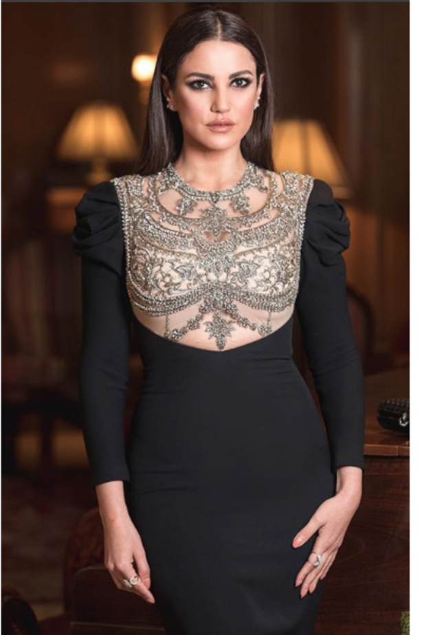 فستان غير موفّق أبداً وغير ملائم لقوامها أظهر درة بوزن زائد