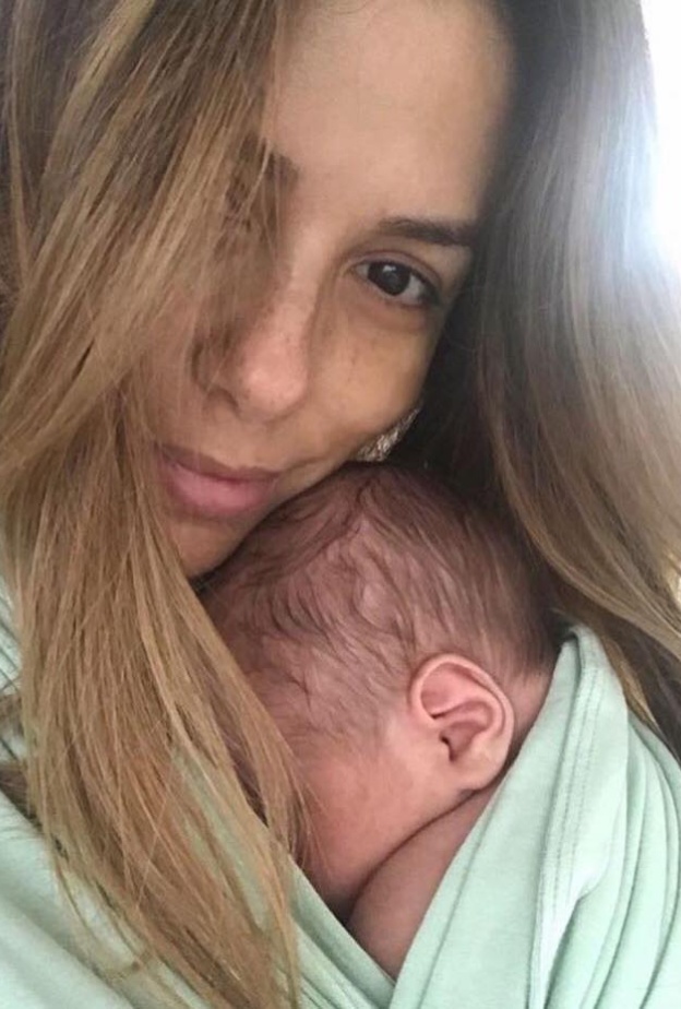 أول صورة للنجمة إيفا لونغوريا مع مولودها 